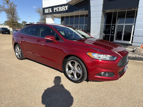 Used 2014 Ford Fusion SE image 2