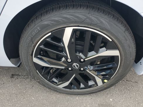 New 2025 Nissan Versa SR w/ Trunk Package image 7