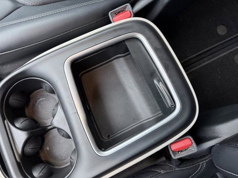 Used 2024 Chrysler Pacifica Touring-L image 27