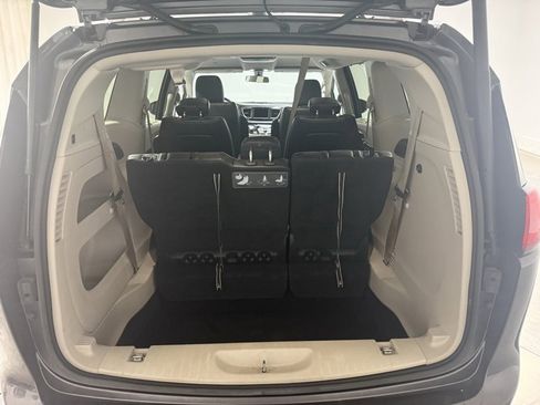 Used 2018 Chrysler Pacifica Touring-L image 8