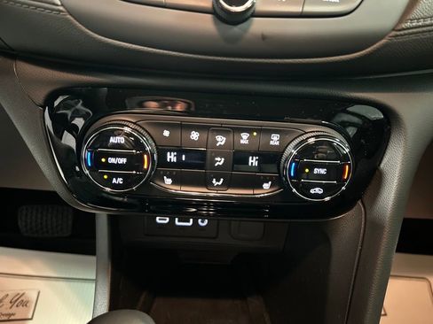 Used 2023 Buick Encore GX Essence image 19