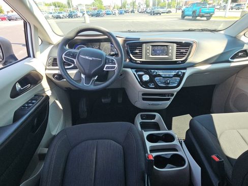 Used 2017 Chrysler Pacifica LX FWD image 8