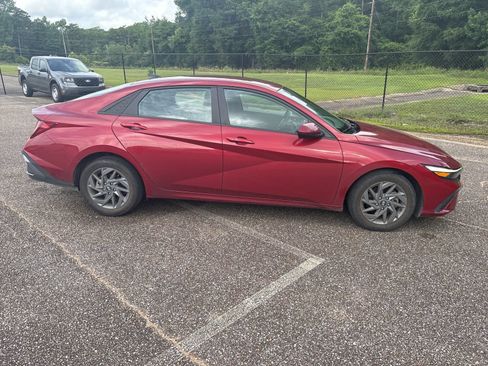 Used 2024 Hyundai Elantra SEL FWD image 3
