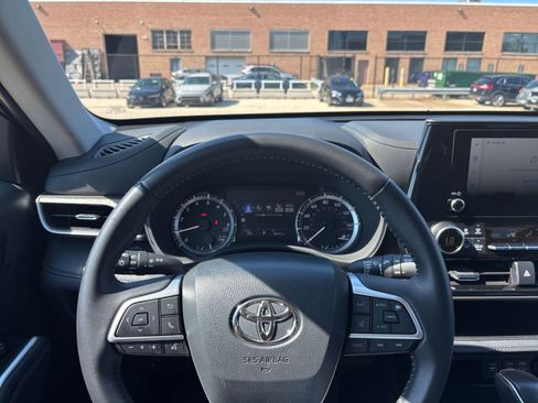 Used 2025 Toyota Highlander LE FWD image 36