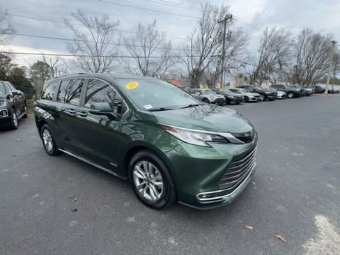 Used 2021 Toyota Sienna Limited image 3