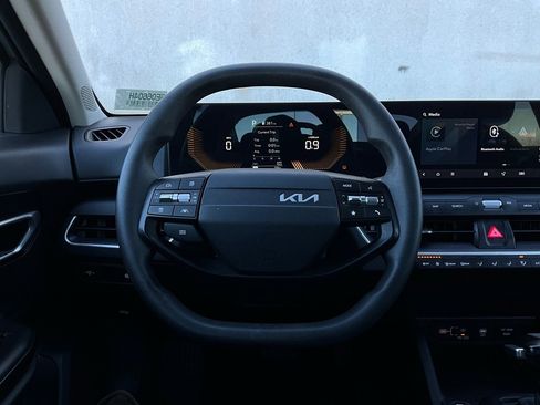 Used 2025 Kia K4 LXS image 32