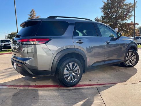 Used 2024 Nissan Pathfinder SV image 6