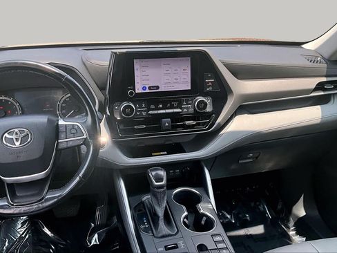 Used 2023 Toyota Highlander XLE AWD/4WD image 7