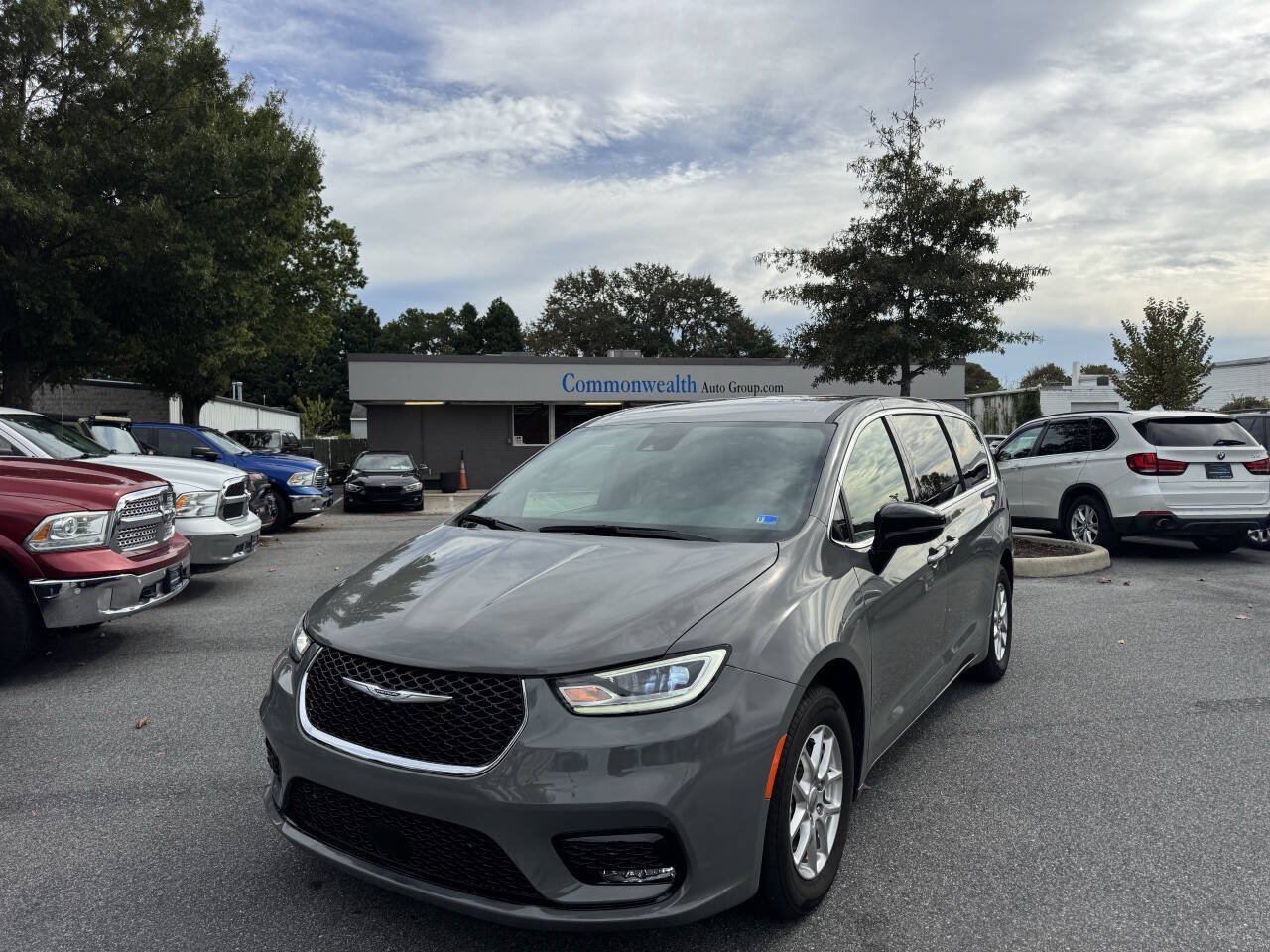 Used 2025 Chrysler Pacifica Select FWD image 1
