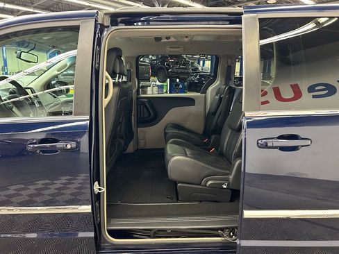 Used 2015 Chrysler Town & Country Touring FWD image 19