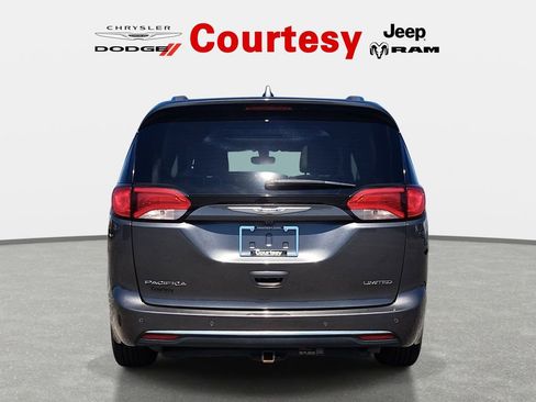 Used 2018 Chrysler Pacifica Limited FWD image 4