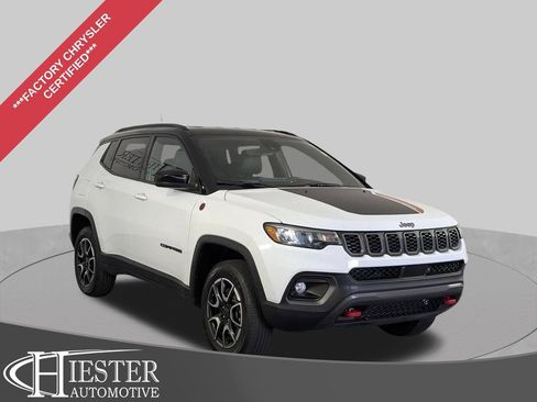 Used 2025 Jeep Compass Trailhawk AWD/4WD image 1