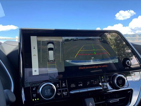 Used 2025 Toyota Highlander Platinum image 25