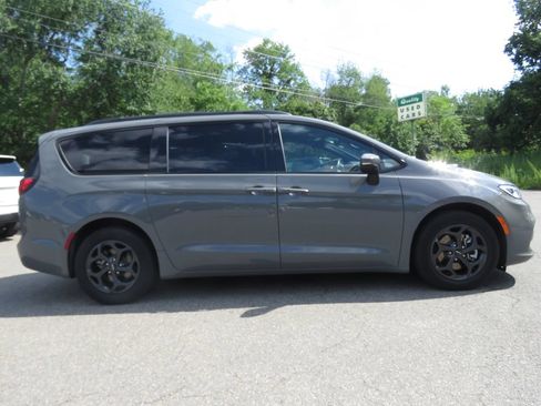 Used 2023 Chrysler Pacifica Touring-L w/ S Appearance Package FWD image 4