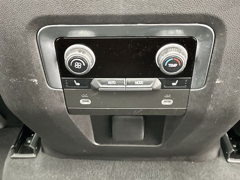 Used 2021 Chevrolet Suburban Premier image 26