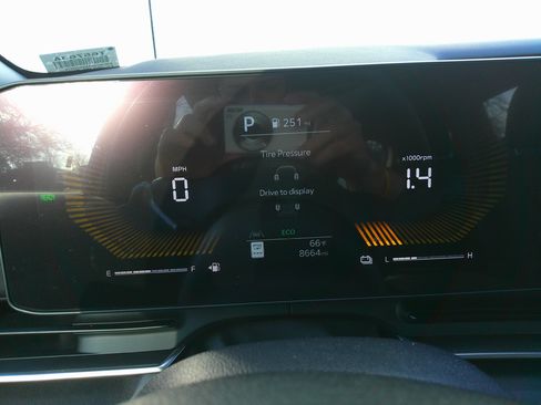 Used 2025 Kia Carnival EX image 23