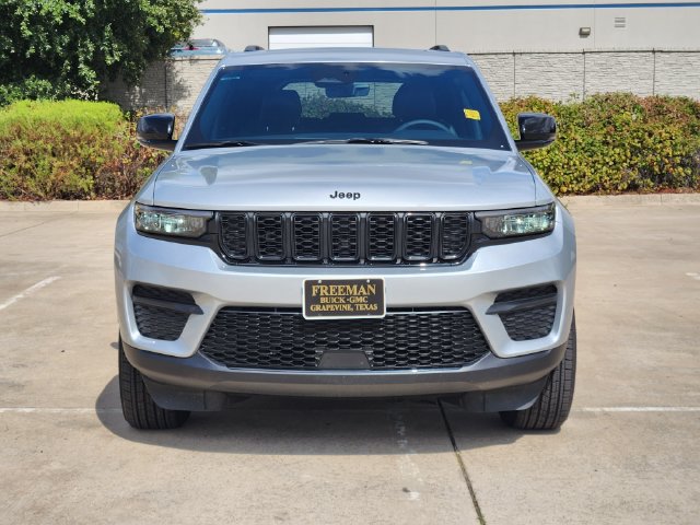 Used 2025 Jeep Grand Cherokee Altitude RWD image 2