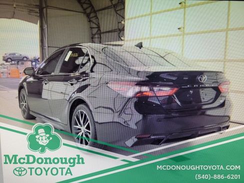 Used 2024 Toyota Camry SE image 3