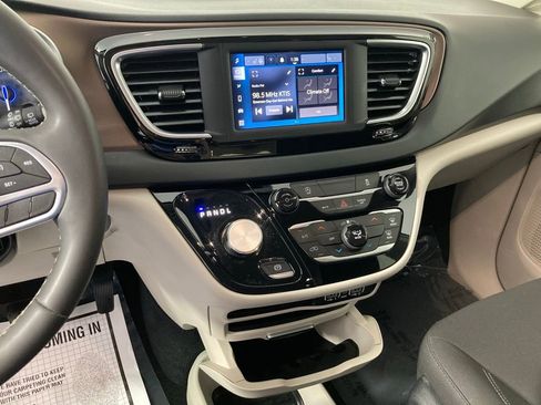 Used 2023 Chrysler Voyager LX FWD image 2