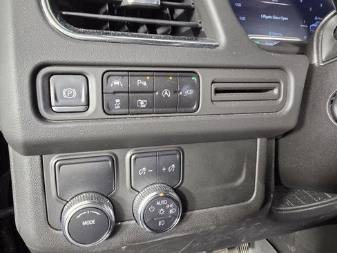 Used 2022 GMC Yukon XL SLT w/ SLT Luxury Package image 13