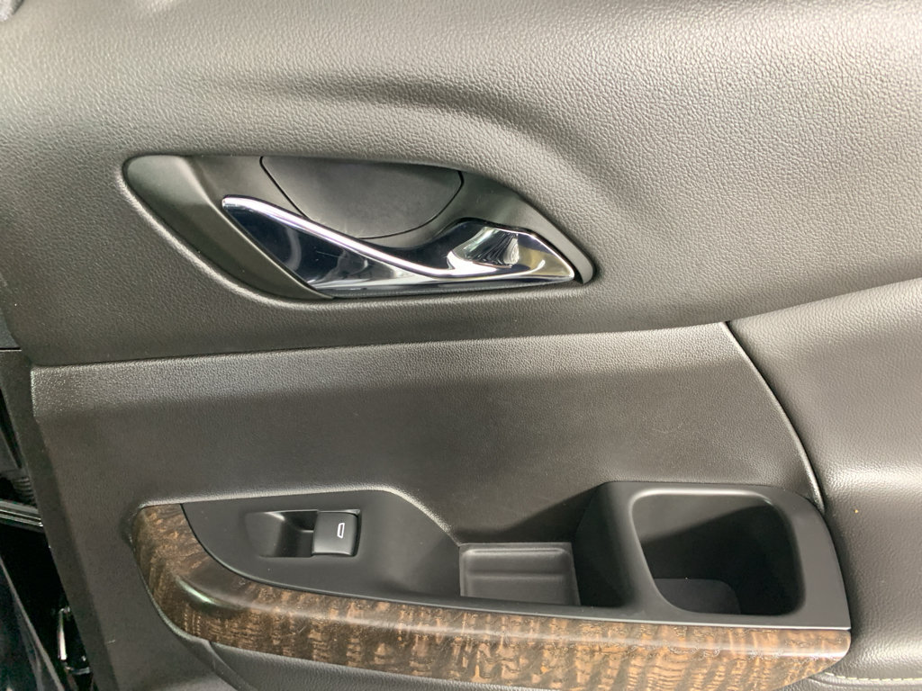 Used 2023 GMC Acadia Denali w/ Denali Technology Package FWD image 39