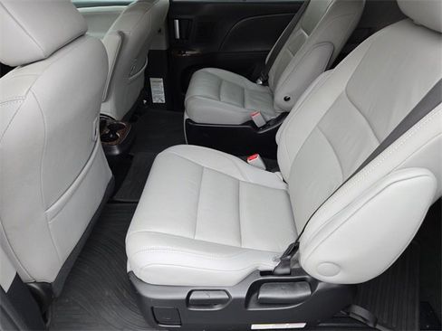 Used 2017 Toyota Sienna Limited Premium w/ Advanced Technology Package image 12