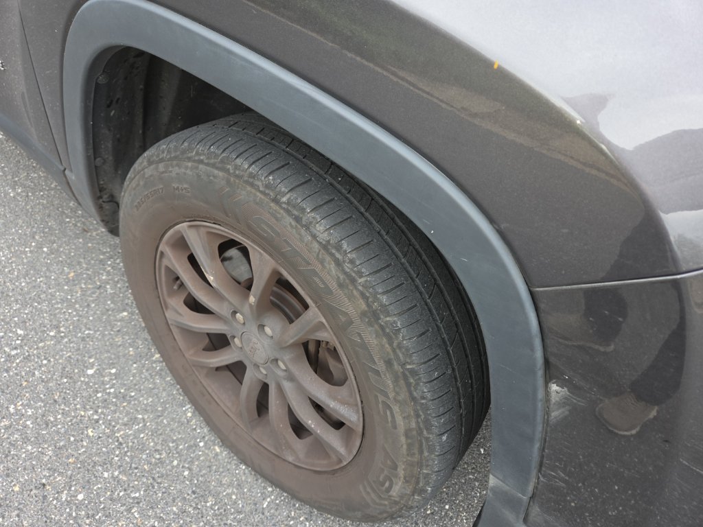 Used 2019 Jeep Cherokee Latitude Plus w/ Cold Weather Group AWD/4WD image 7