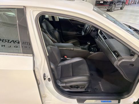 Used 2020 Lexus ES 300h w/ Premium Package image 29
