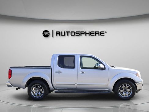Used 2019 Nissan Frontier SL image 11