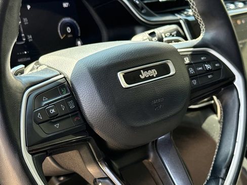 Used 2022 Jeep Grand Cherokee Laredo w/ Luxury Tech Group I RWD image 29