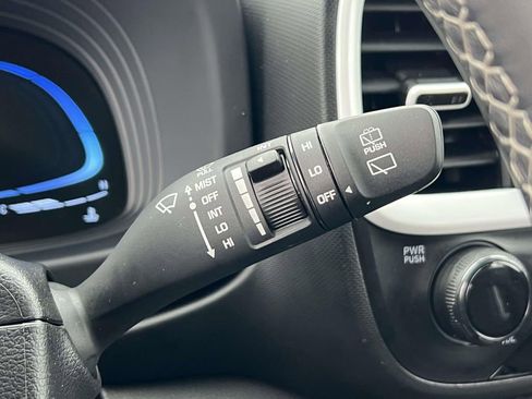 Used 2024 Hyundai Venue Limited image 30