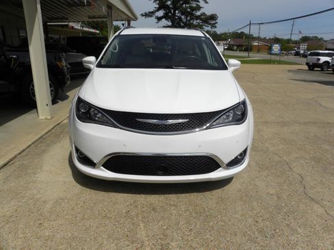 Used 2018 Chrysler Pacifica Touring-L w/ Advanced Safetytec Group FWD image 2