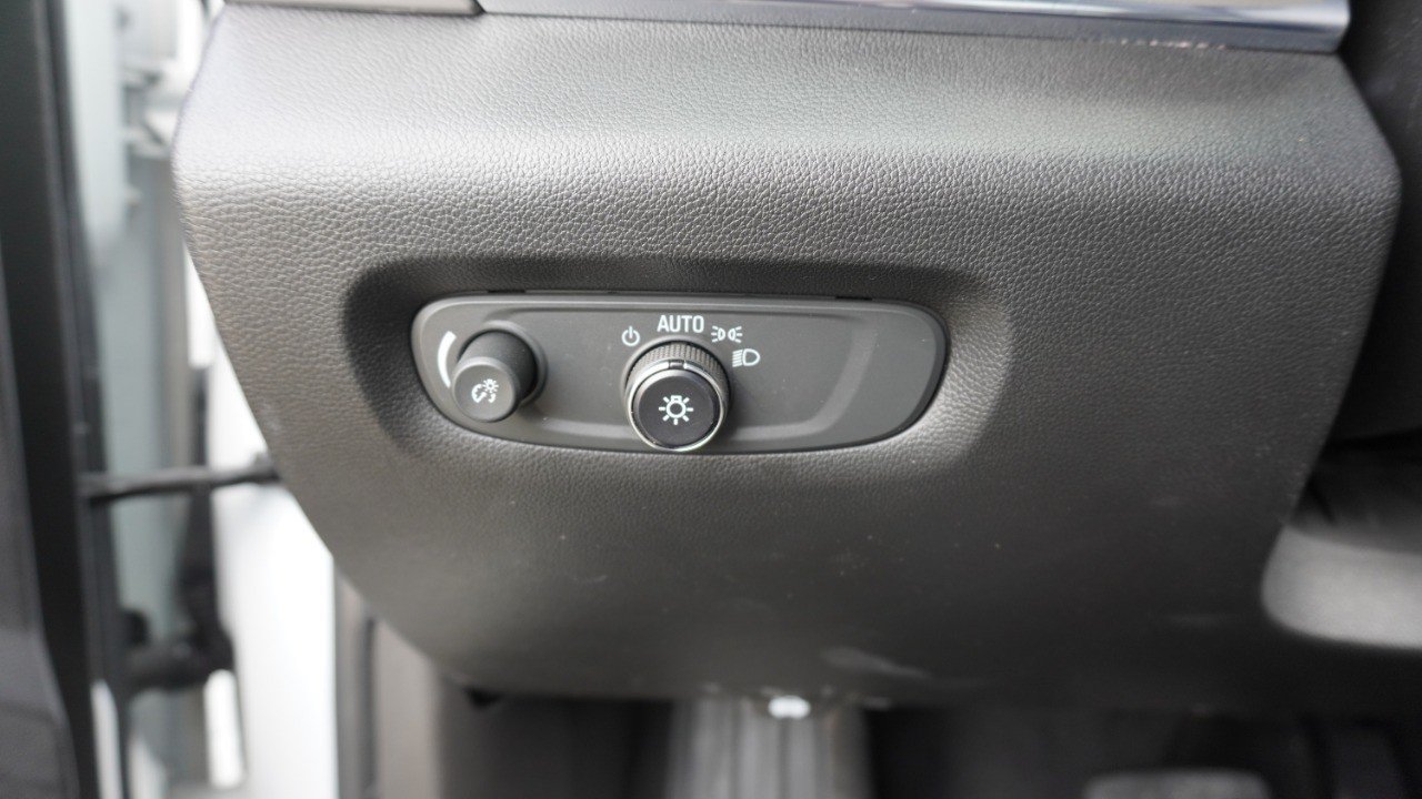 Used 2022 Chevrolet Traverse LS FWD image 17