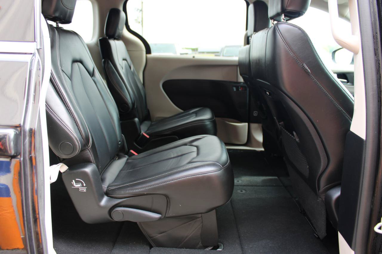 Used 2023 Chrysler Pacifica Touring-L FWD image 44