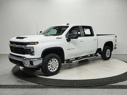 Used 2025 Chevrolet Silverado 2500 LT AWD/4WD image 3
