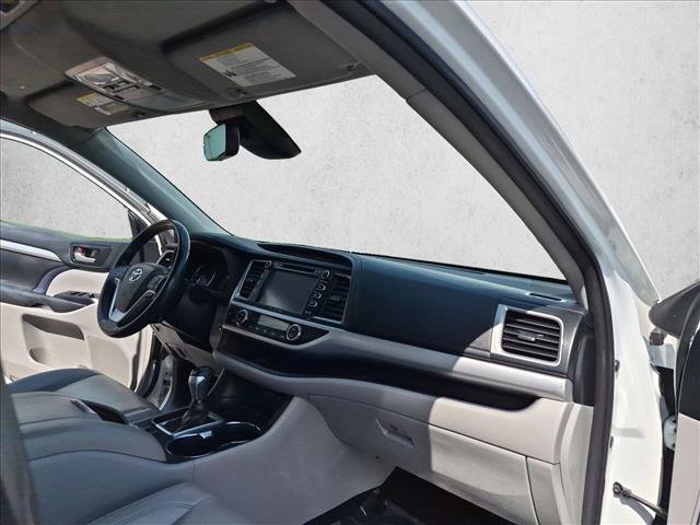 Used 2019 Toyota Highlander XLE AWD/4WD image 23