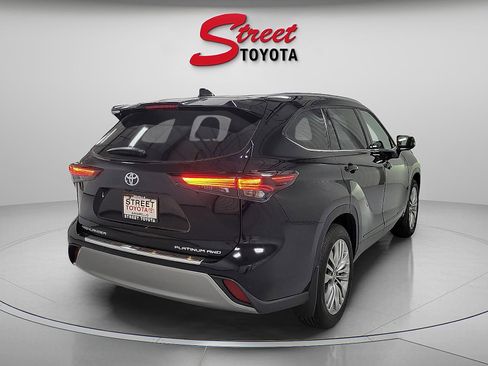 Certified 2026 Toyota Highlander Platinum AWD/4WD image 4