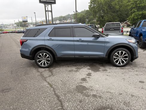 Used 2025 Ford Explorer ST-Line AWD/4WD image 2