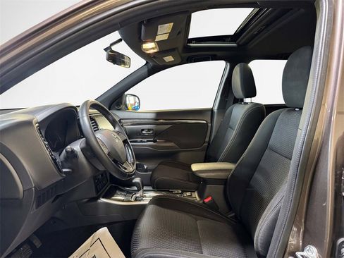 Used 2018 Mitsubishi Outlander LE image 12