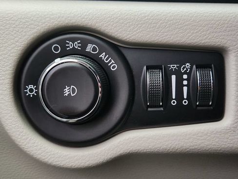 Used 2019 Chrysler Pacifica Touring-L FWD image 19
