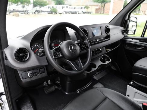Used 2023 Mercedes-Benz Sprinter 2500 image 2