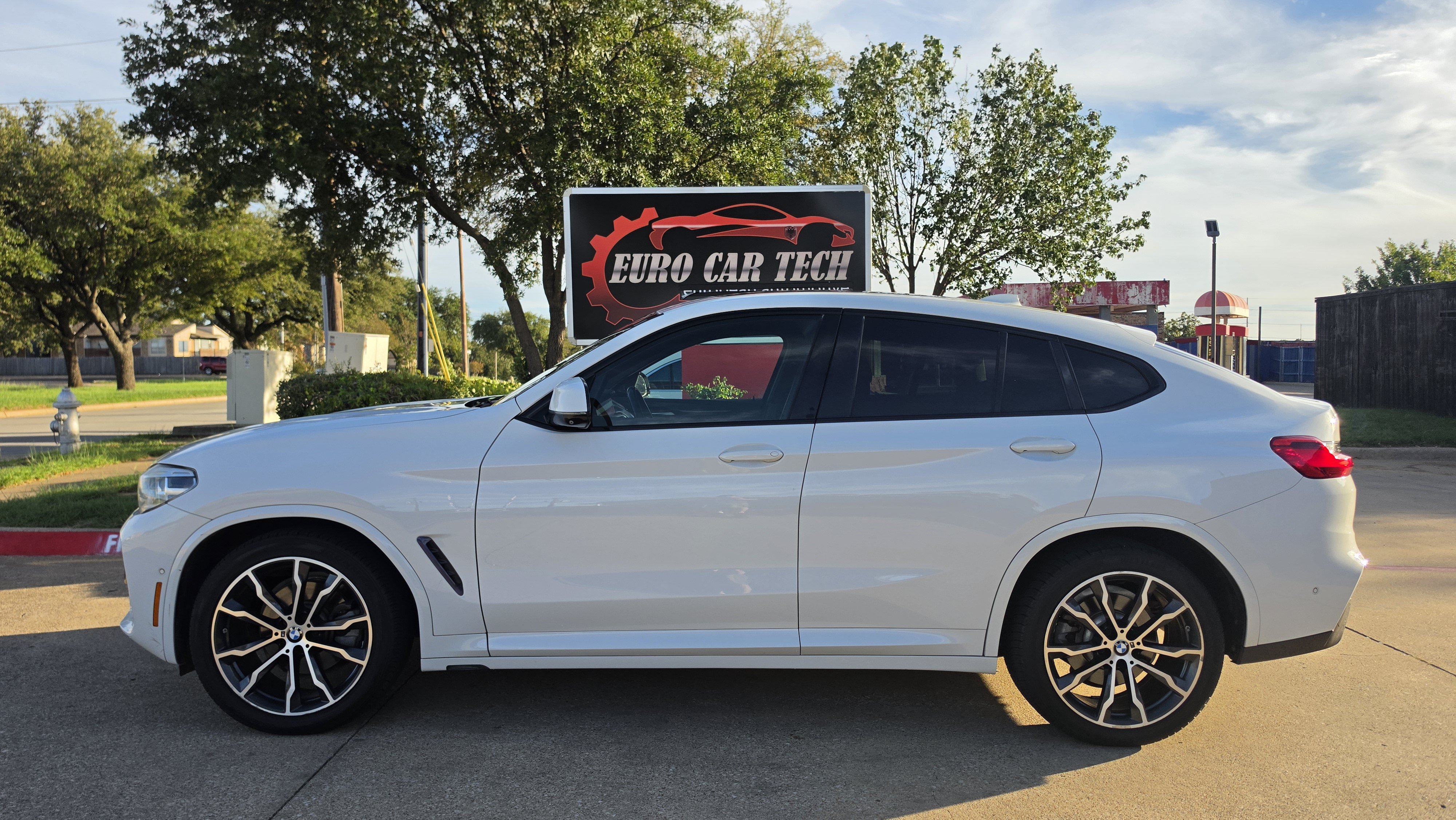 Used 2019 BMW X4 xDrive30i w/ Executive Package AWD/4WD image 2