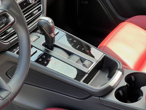 Certified 2026 Porsche Macan AWD/4WD image 33