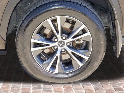 Used 2022 Toyota Highlander LE image 38