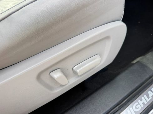 Used 2016 Toyota Highlander Limited Platinum image 39