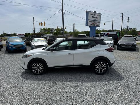 Used 2021 Nissan Kicks SR w/ SR Premium Package FWD image 2