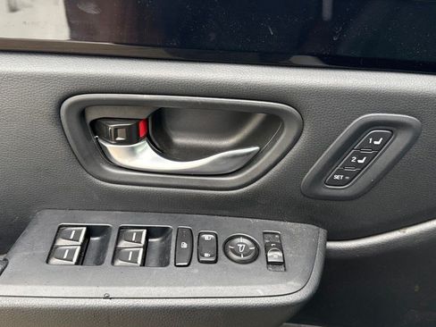 Used 2024 Honda Pilot Touring image 14