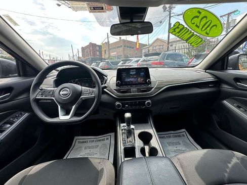 Used 2025 Nissan Altima 2.5 SV FWD image 9