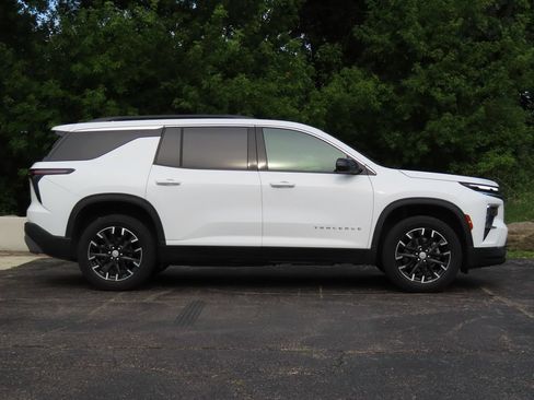 Certified 2025 Chevrolet Traverse LT w/ Sun and Wheel Package AWD/4WD image 2