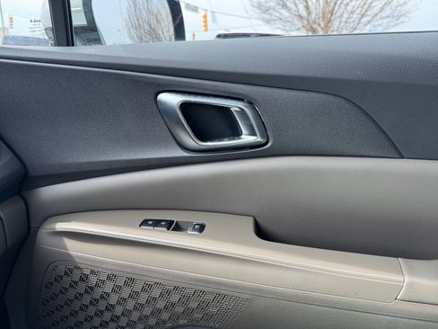 Used 2025 Kia Carnival EX image 35